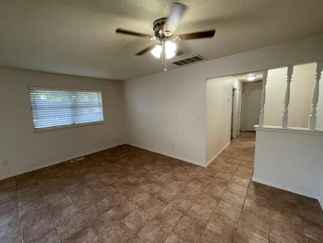 Foto del edificio - Military Discount available! Updated 3 bed 2 bath, 2 car, fenced yard!