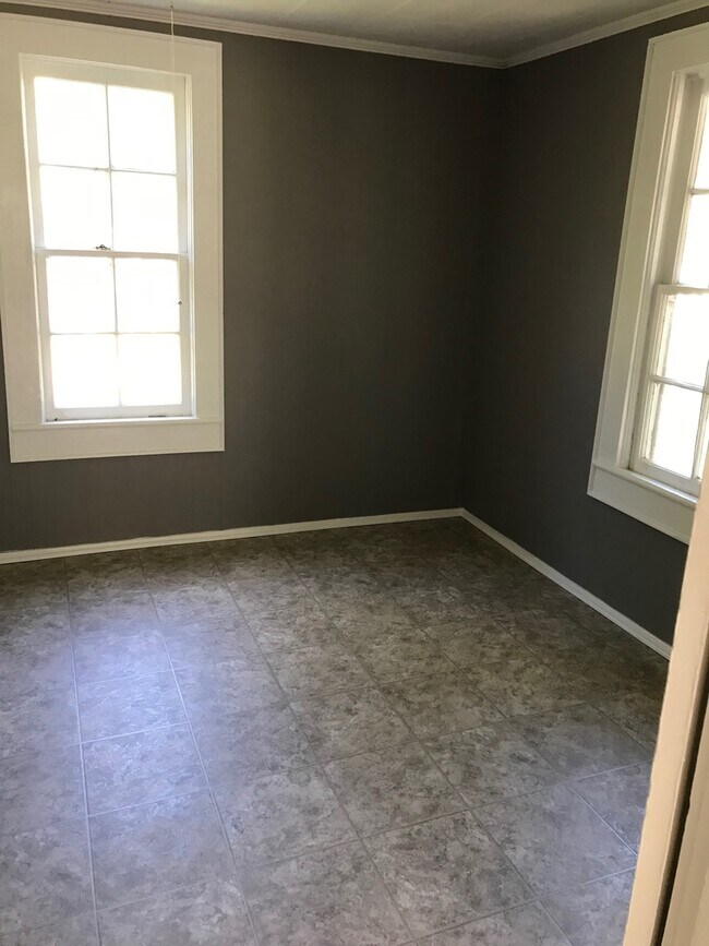 Foto del edificio - 2 BED, 1 BATH HOME IN TROY, $850 MONTH, $8...