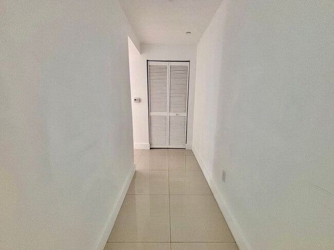 Foto del edificio - 600 NE 27th St