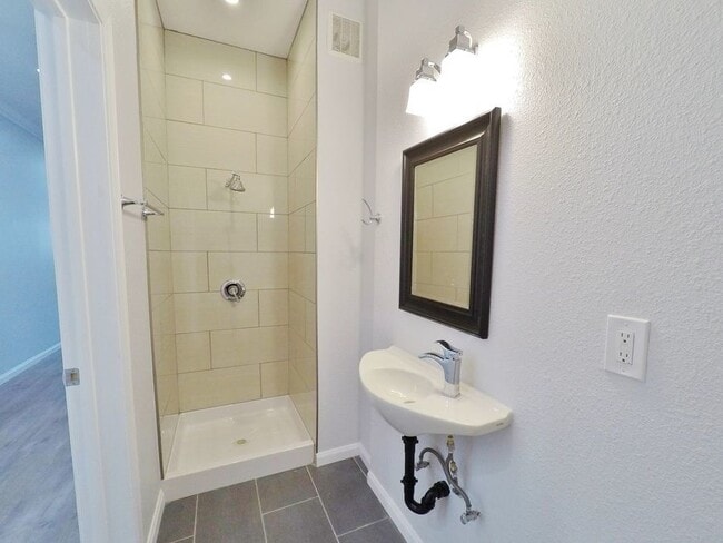 Foto del edificio - Remodeled 2-Bed, 2-Bath Apartment w/ Moder...