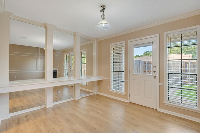 Foto del edificio - 2533 Cross Timbers Dr