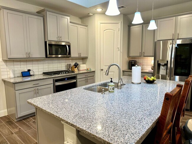 Building Photo - Modern Elegance in a Prime Location!