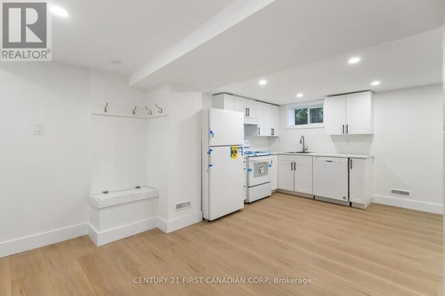 Building Photo - 142 Highbury Ave N
