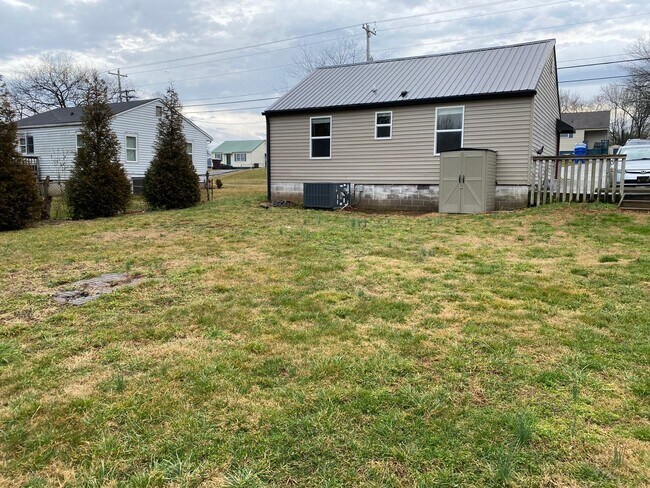 Building Photo - City of Alcoa 37701 - 2 bedroom 1 bath hom...