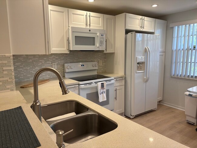 Building Photo - 2303 Lucaya Ln