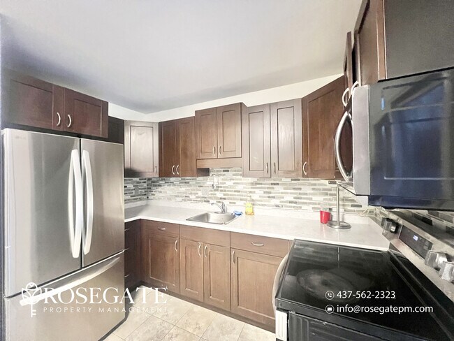 Building Photo - Pet-Friendly 3-Bedroom Stacked Townhome with Garage & Backyard in London