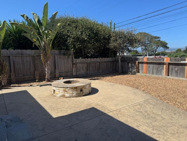Building Photo - Great Three Bedroom One and 1/2 bath house in Seaside