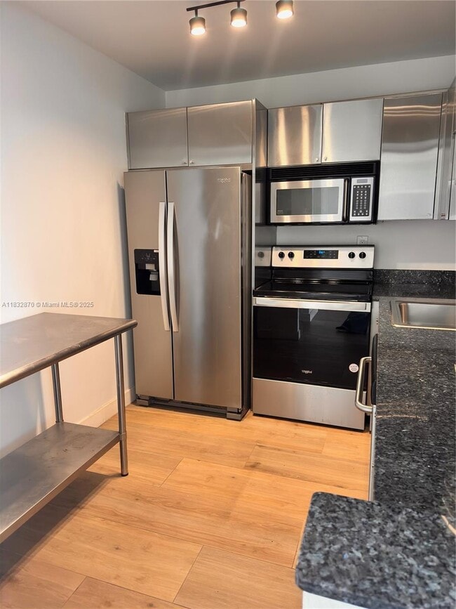 Building Photo - 3625 N Country Club Dr