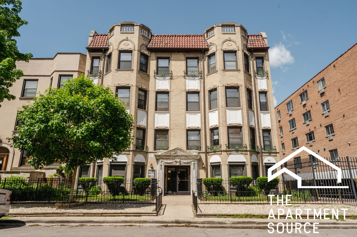 Studios in Wrigleyville! - 3812 N Pine Grove Ave