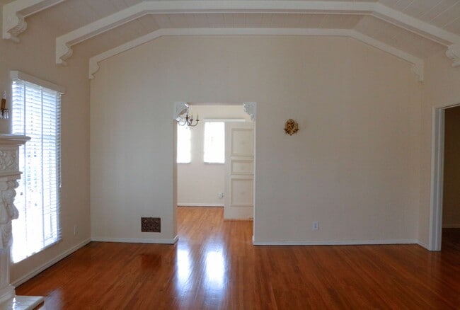 Living Room - 613 S Burnside Ave