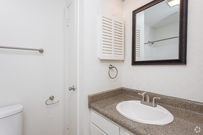 2BR, 2BA - 1,090SF - Bienville Towers