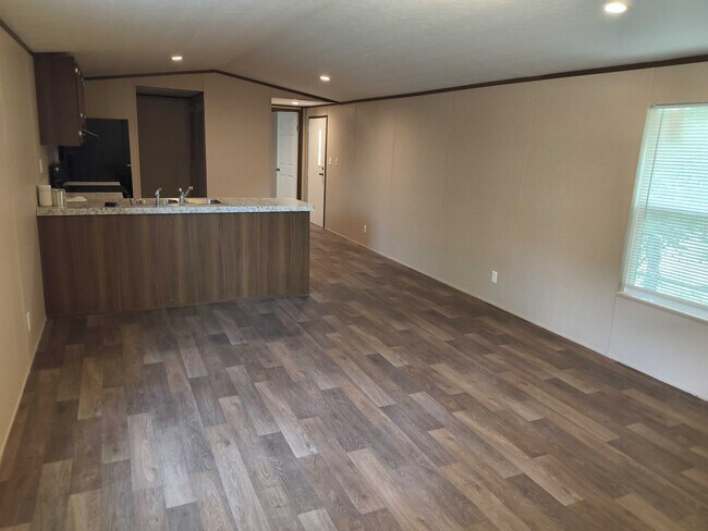 Building Photo - 112 Southlake Dr.