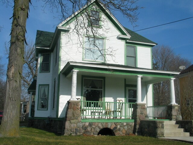 Front Porch - 814 N Congress St