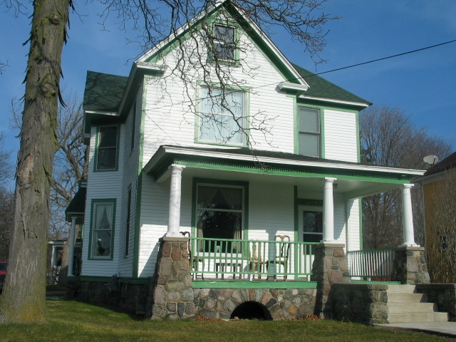 Front Porch - 814 N Congress St
