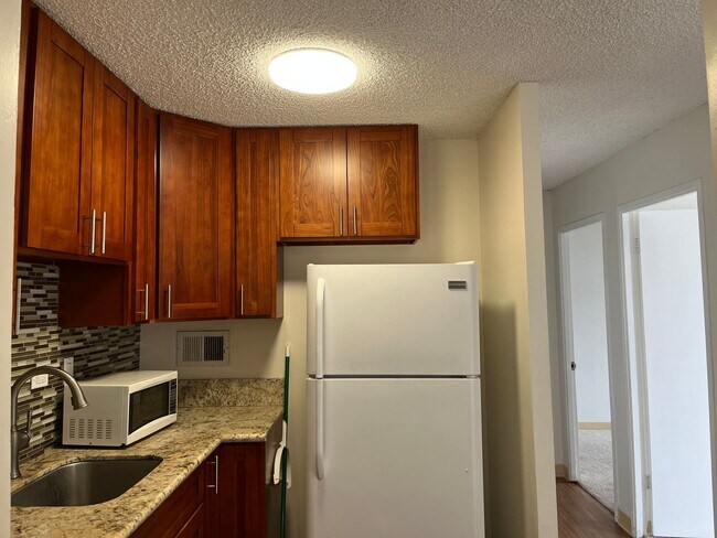 Foto del edificio - Maluhia Village Condo (Makiki Area) 2 bedroom, 1 bath w/1 parking - Avail 2/6.