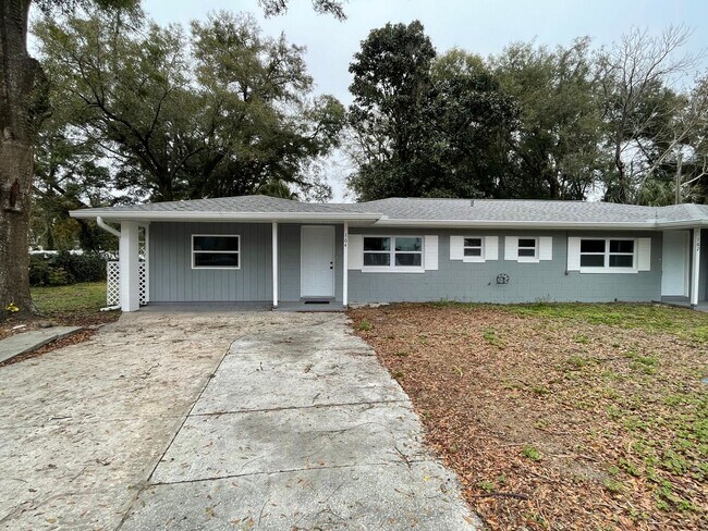 Foto del edificio - Beautifully Renovated 2/1 Duplex in Lake H...
