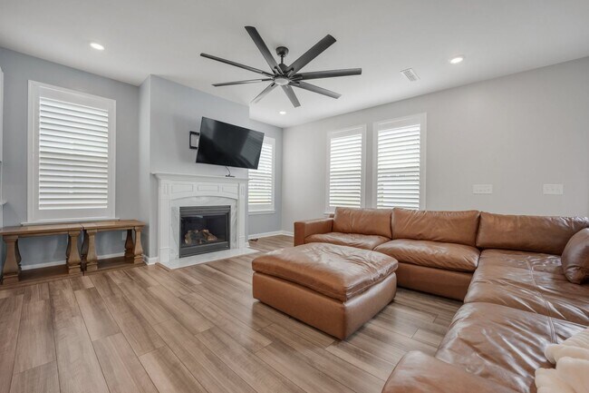 Building Photo - Spacious 5-Bedroom Home with Modern Upgrad...