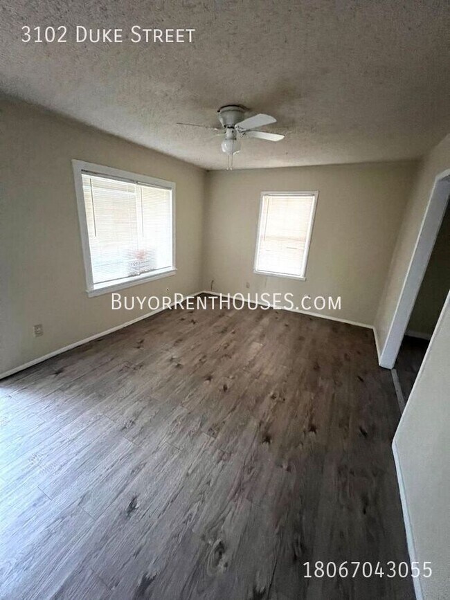 Building Photo - PRICE REDUCTION! $499 Move-In Special (+ a...