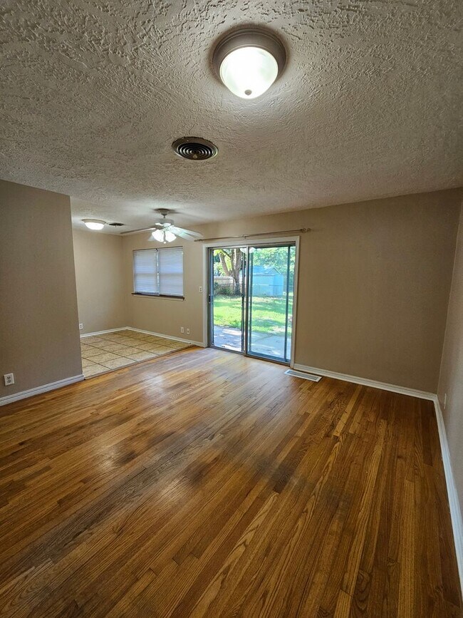 Foto del edificio - (3) Bed/(1.5) Bath in Core Norman Avail No...
