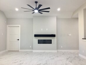 Building Photo - 924 E 2nd St