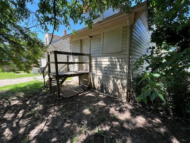 Foto del edificio - 3 Bed/1 Bath Home with Fenced Yard / Pet-Friendly / Vouchers Accepted / Coming Soon!