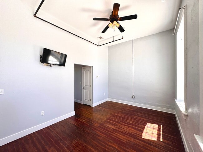 Building Photo - Upstairs Loft on Main Street in Batesville...