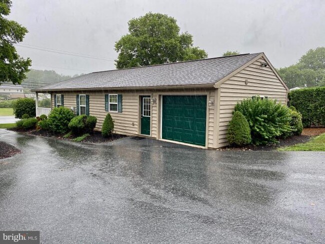 Building Photo - 2 bedroom in Robesonia PA 19551