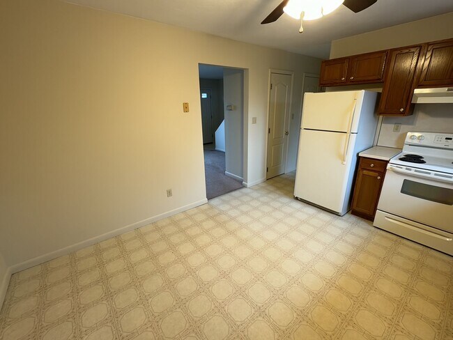 Building Photo - Townhouse