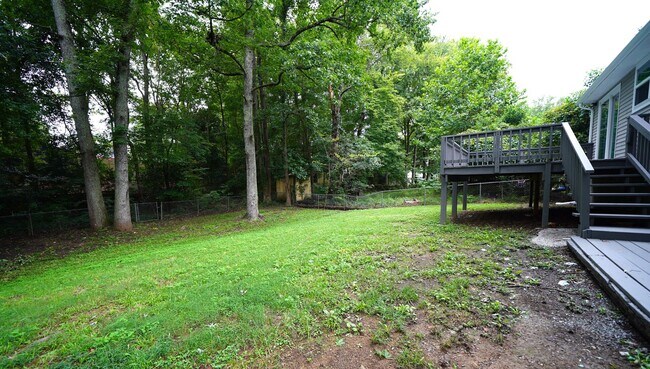 Building Photo - Newly updated 4bed, 2bath Tri-level with f...