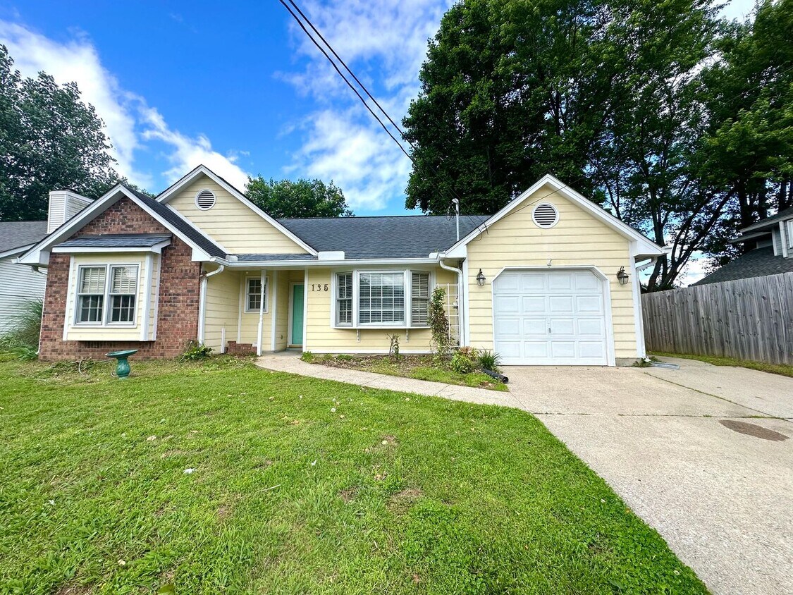 Primary Photo - Renovated 3 Bedroom 2 Bath in Hendersonvil...