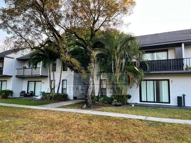 Foto del edificio - Colonial Village - 7550 Stirling Rd