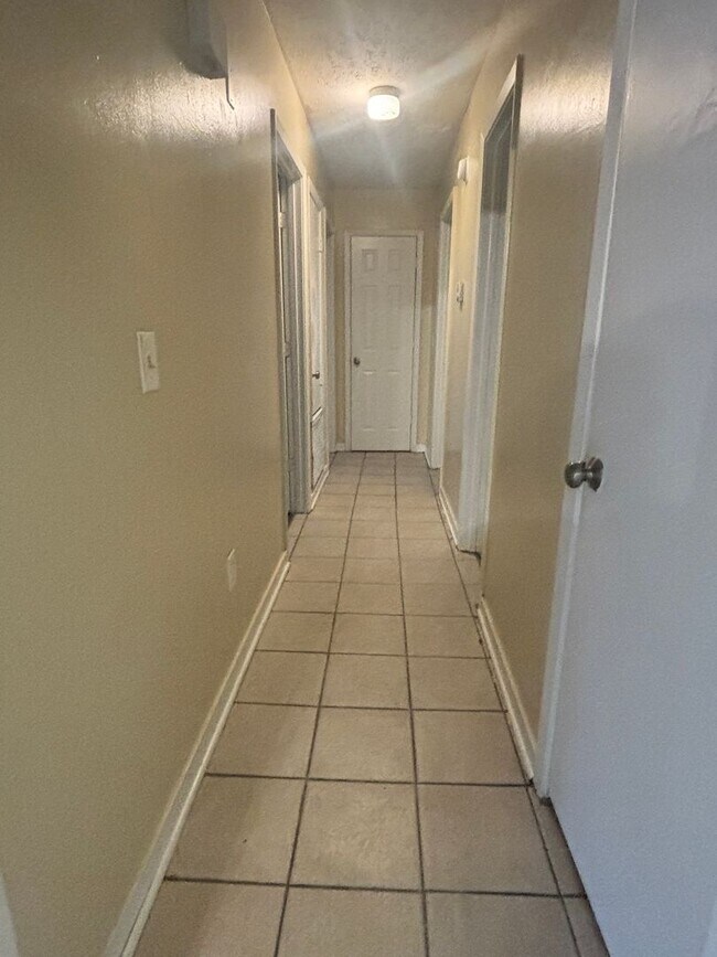 Foto del edificio - 2452 Oak Grove Ln