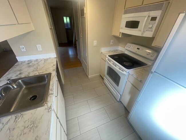 Building Photo - $2450 / BEAUTIFULLY REMODELED 2 BEDROOM CO...