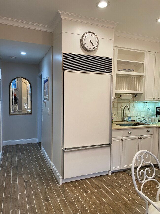 Subzero refrig - 346 Bushkill St