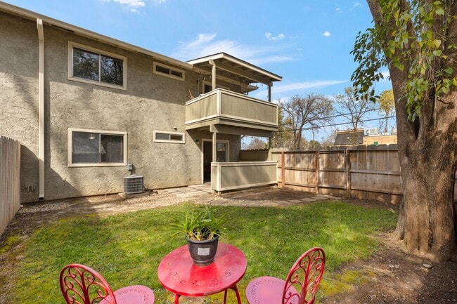 Building Photo - Chico-3 bed 1 bath Apartment that feels li...