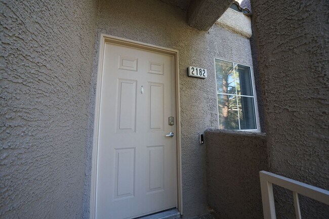 Foto del edificio - SHOWINGS AVAILABLE NOW