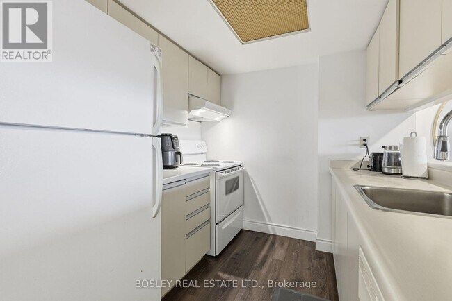 Building Photo - 705 King St W