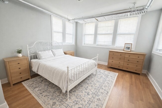 Foto del edificio - 3155 W Augusta Blvd