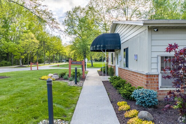 Building Photo - Oakwood Apartments