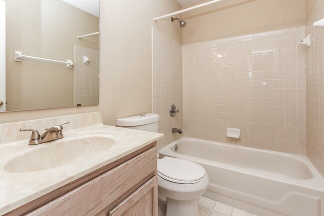 Building Photo - 5639 Oakcrest Dr