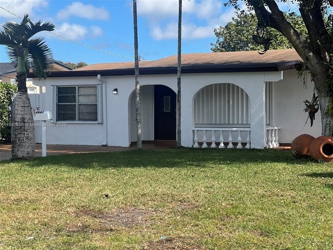 Nice covered front porch - 2601 Acapulco Dr