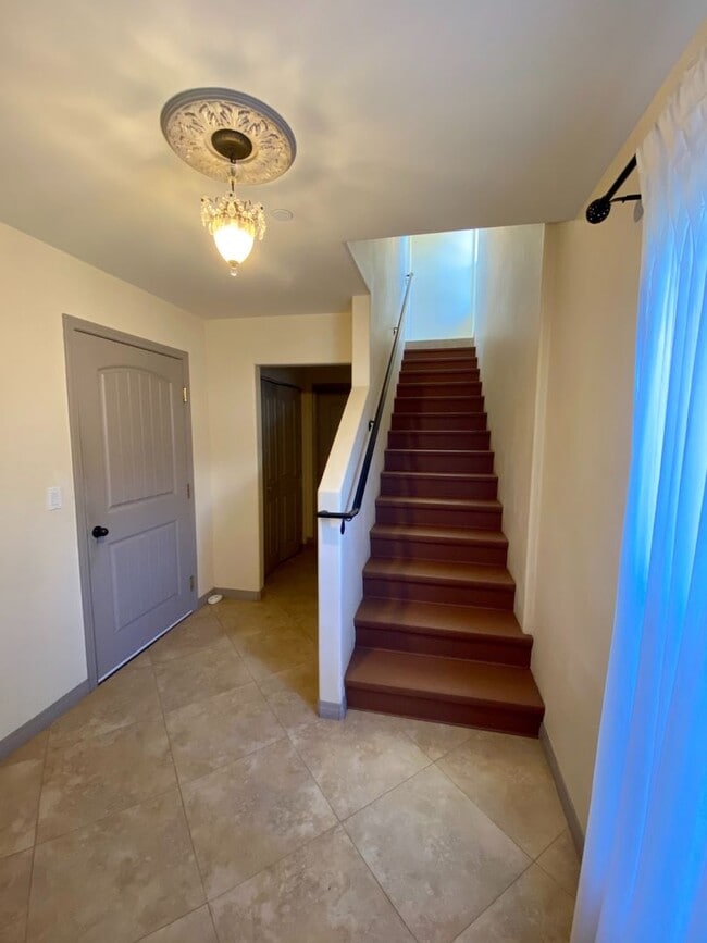 Building Photo - Downtown Ventura - Two bedroom, two bath w...
