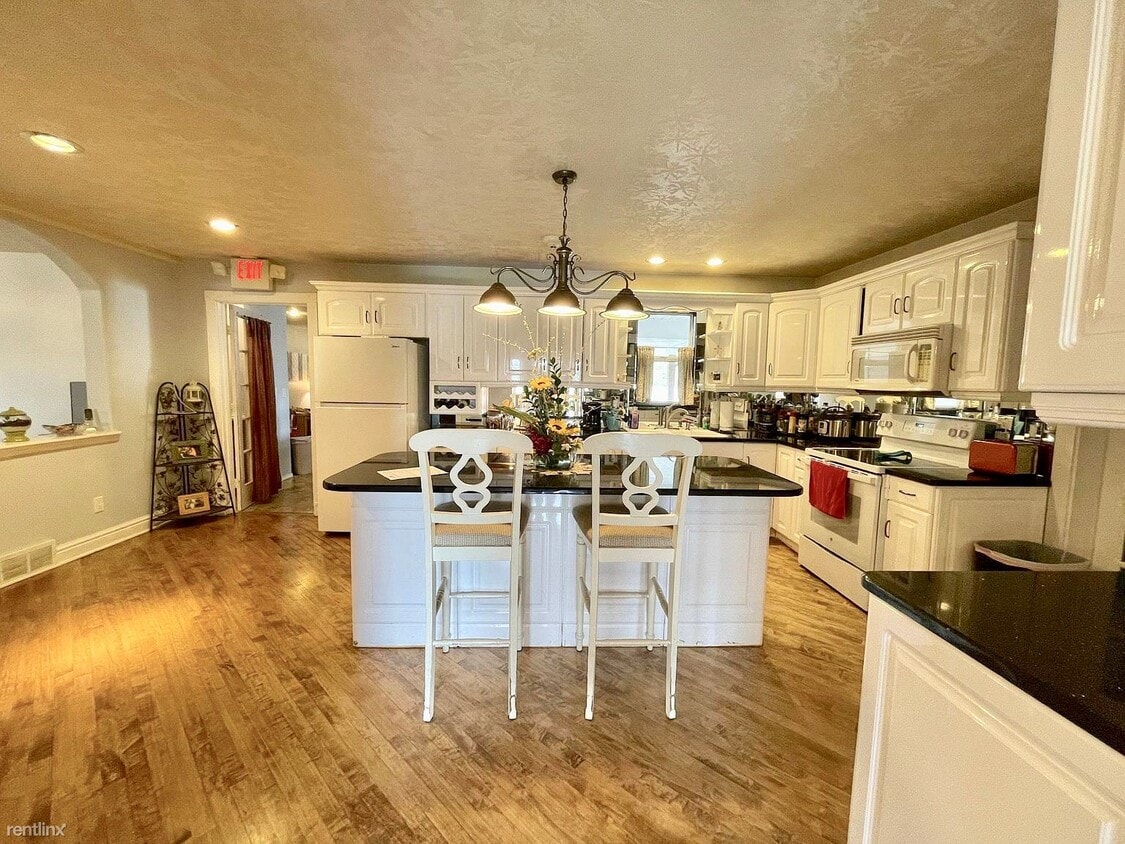 8 br, 5.5 bath House 32980 ber Rd House Rental in Avon Lake, OH