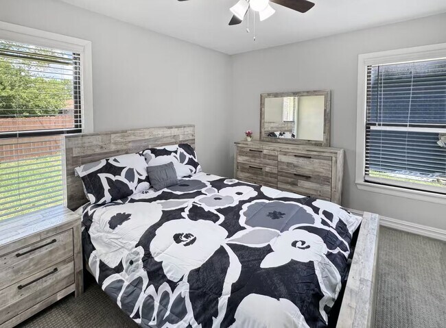 Foto del edificio - 1715 Crestridge Dr