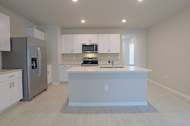 Foto del edificio - AVAILABLE NOW