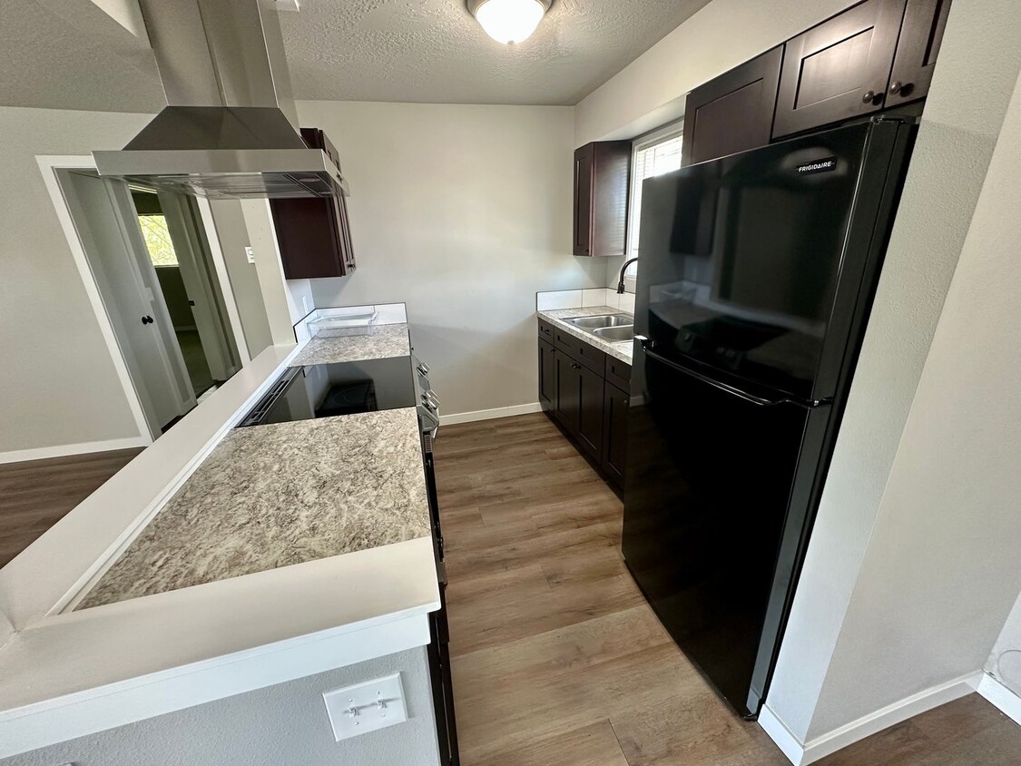 Foto principal - Move-in ready! Upgraded 2 Bedroom Condo