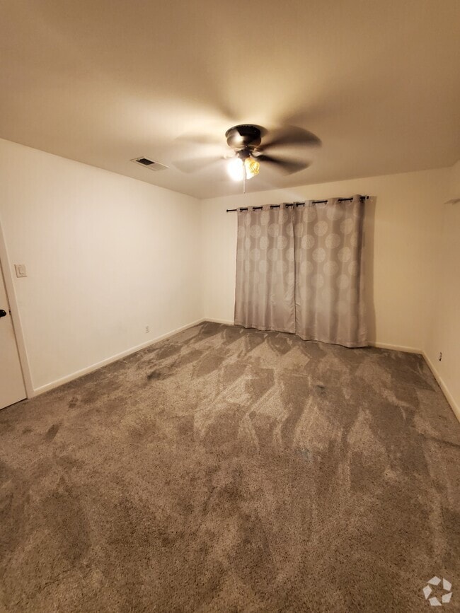 Building Photo - 916 Country Club Ln