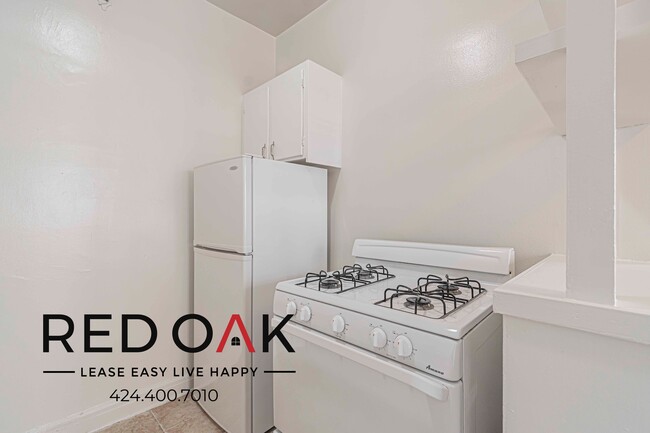 Foto del edificio - 570 N Rossmore Ave