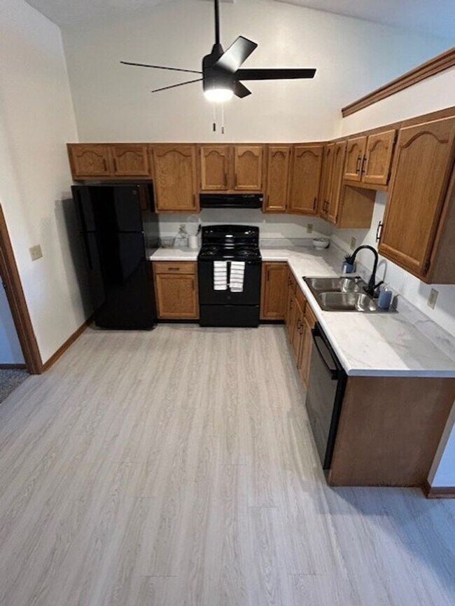 Foto del edificio - Updated Ranch with 2 Bedrooms, 1 Bath, and 1-Car Attached Garage!