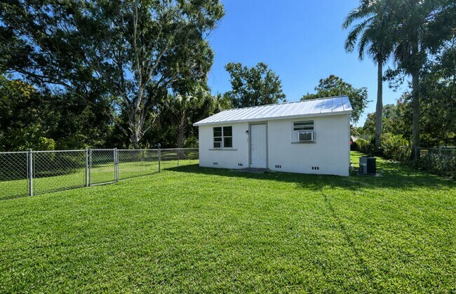 Building Photo - 569 Nuna Ave